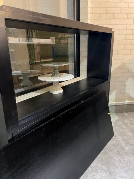 出窓にはめ込んだディスプレイ部分、裏から陳列したいものを置けます。