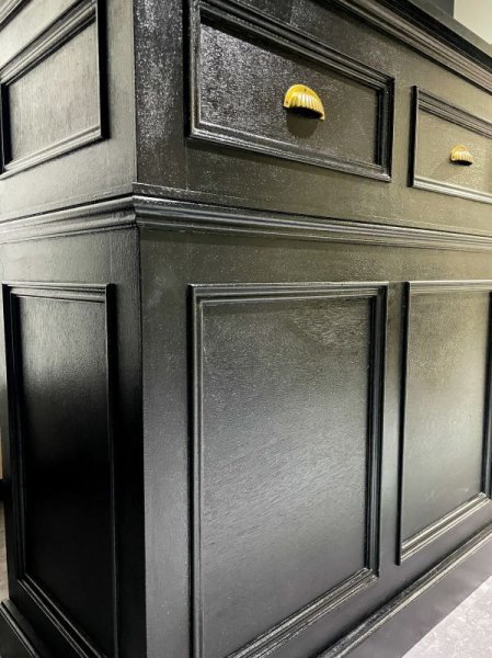 艶のあるブラックペイントで、理容室(バーバー)にぴったりのかっこいい仕上がり!