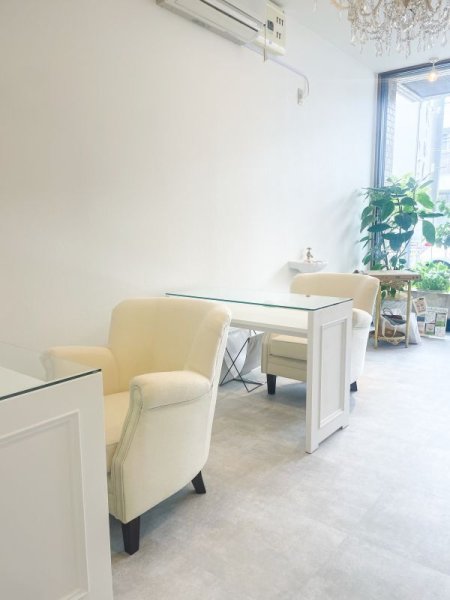 こちらは三重県のネイルサロンに特注したネイルテーブル。