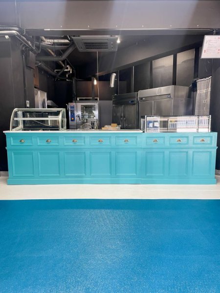 サイズやカラーを変更できるオーダーメイドのショーケースカウンターです。