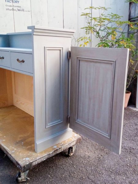 お客様と店側の間仕切りになりつつ、行き来もできる便利なドア付きカウンター