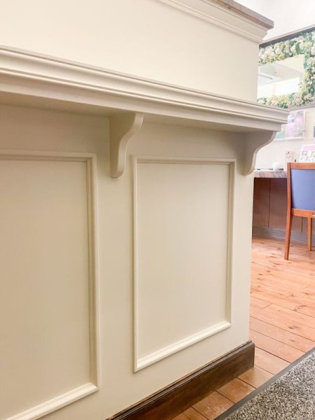 各部にモールディングを使ったアンティークデザインのカウンターです。