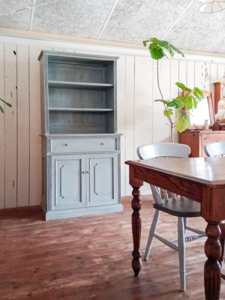 ブロカントで見つけたようなアンティークキャビネットを再現しました。