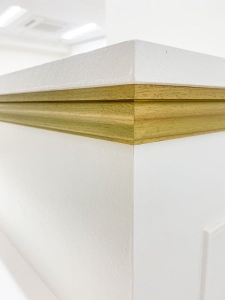 モールディングの部分をゴールドに塗装、カラーオーダー承ります。