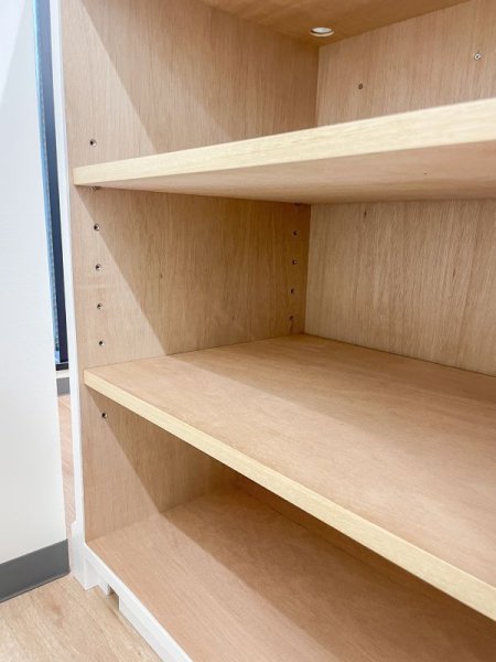 高さ変更のできる可動棚付き。