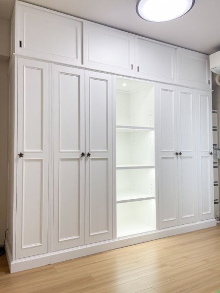 趣味のハンドメイド雑貨をディスプレイするLEDダウンライト付きのディスプレイ棚と、服や掃除機を収納できます。