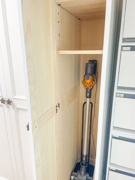 ダイソンの掃除機を充電&収納できる両端のスリム収納。