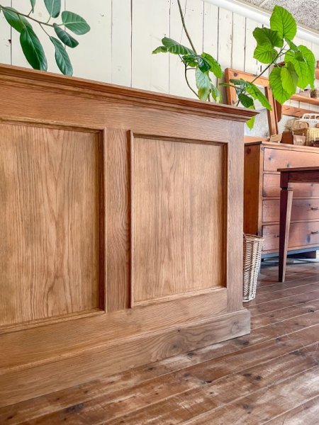 こちらはホワイトオーク材のレジカウンター。