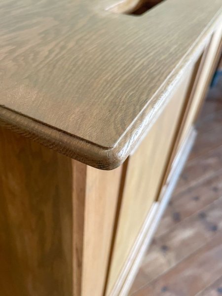 各部に施したゴージャスな装飾、アンティークデザインのレジカウンターです。