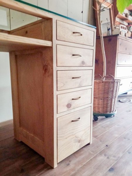 パイン材(松の木)を使ったナチュラルテイストのかわいいネイルテーブル