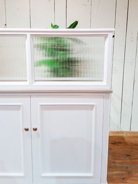 波波のガラスが向こう側をモザイク模様にぼかします。