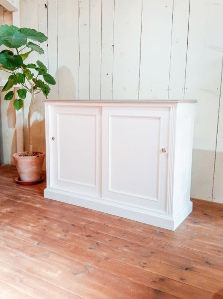 アンティーク調デザインの家具をオーダーメイドで製作します。