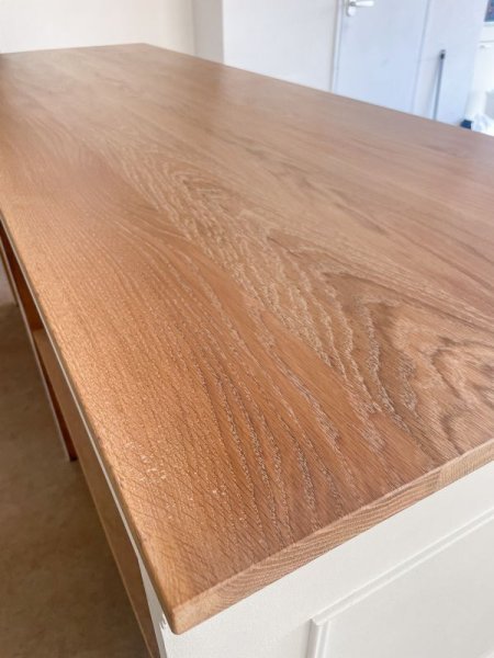 ホワイトオーク無垢材を使った天板は優しい手触り。