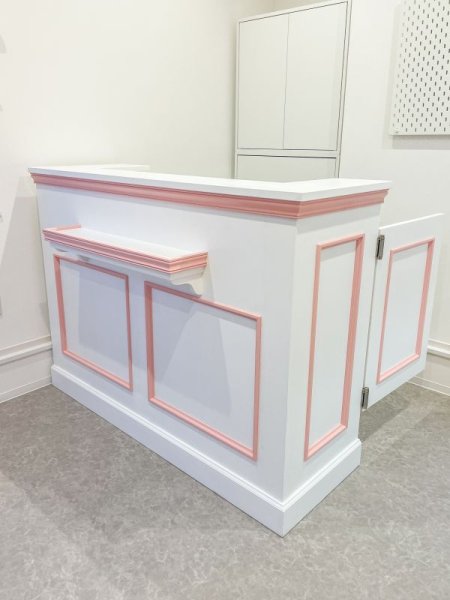 スイングドア付きのカウンターは、ドッグサロンに人気です。