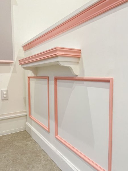 正面にはお客様の荷物置きシェルフ付き、ディスプレイにも活躍します。