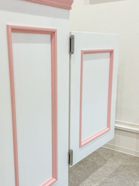 前後に開くスイングドア、レジ内部の目隠しにもなります。