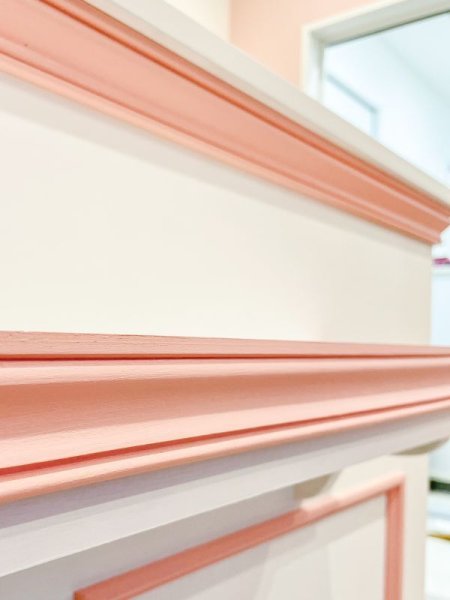 モールディングで装飾したアンティークデザインのショップカウンター。