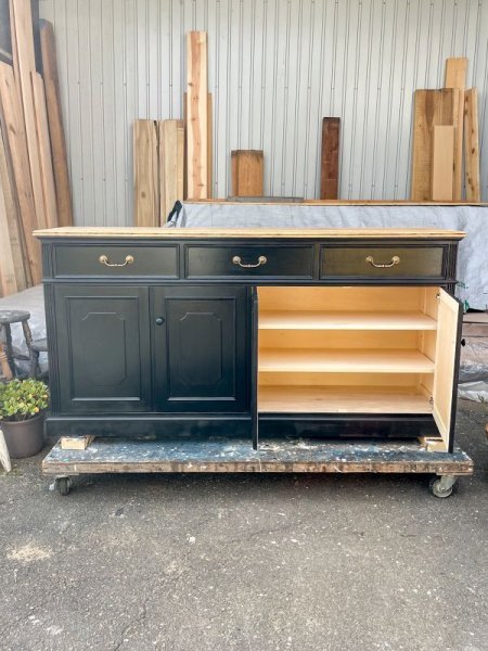 収納やサイズなどカスタマイズできる、アンティークデザインのオーダーメイド家具専門店