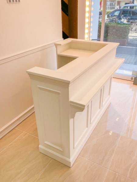 お会計するトップ天板の下に、レジやPCを置く作業テーブル。