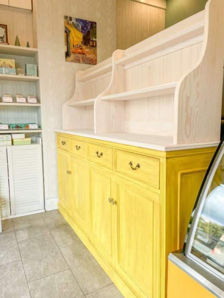 本体はお店のイメージカラーのイエロー、上はディスプレイが映えるホワイトウォッシュ