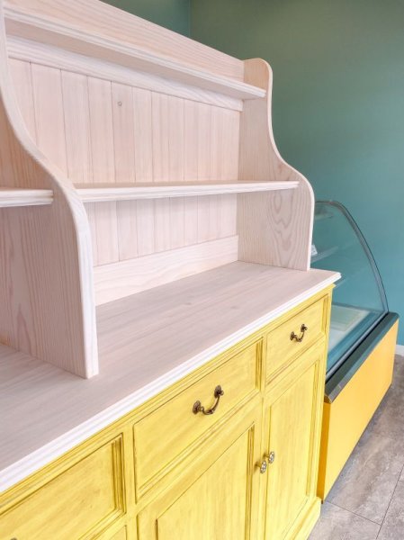 アーチデザインを取り入れたかわいいディスプレイシェルフ