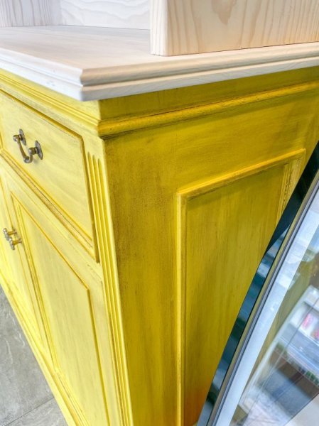 各所にモールディング装飾を施したアンティーク調店舗什器