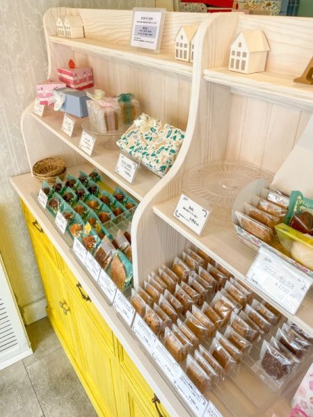 焼き菓子をかわいくディスプレイできるオープンシェルフ