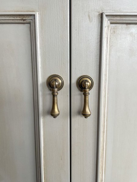 扉の真鍮取っ手は100種類以上のデザインから選べます。