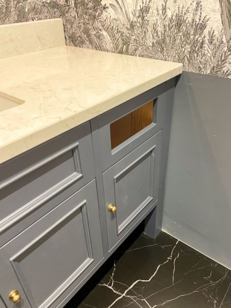 右側にはゴミを投入できる開口とゴミ箱スペース。