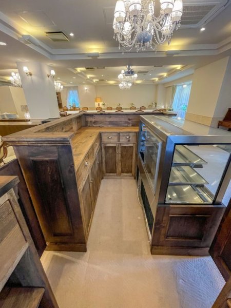 内側は収納と作業台、ショーケースからケーキが取れるようになっています。