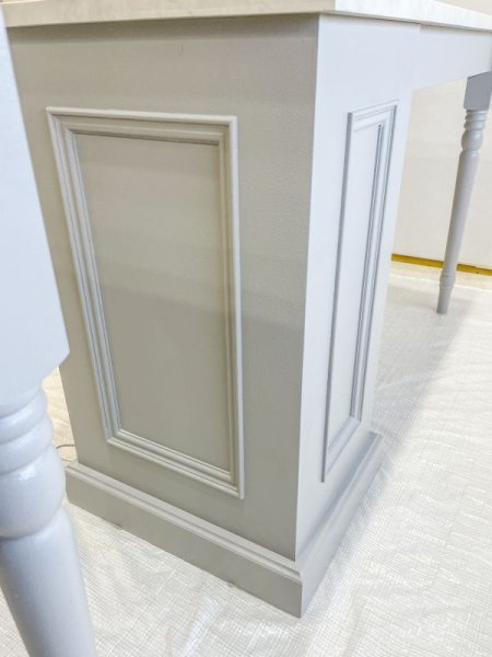 モールディング装飾を施したアンティーク調のデザイン