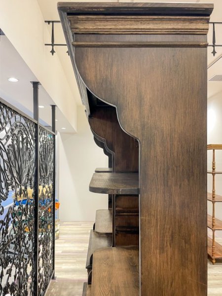 天然木ビーチ材を使って、レトロなデザインを取り込んだアンティーク調キャビネットです。