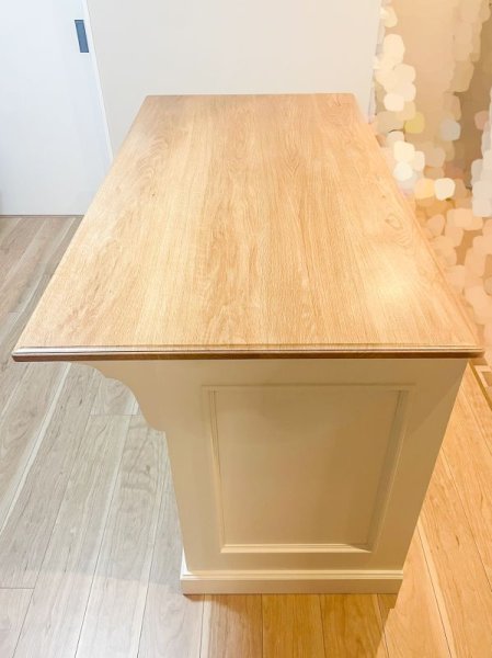 カウンタートップはホワイトオーク無垢材のウレタン塗装仕上げ