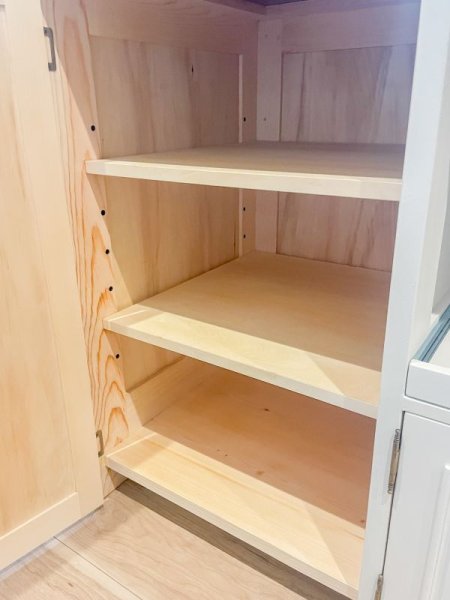 左側の扉は中に可動棚。