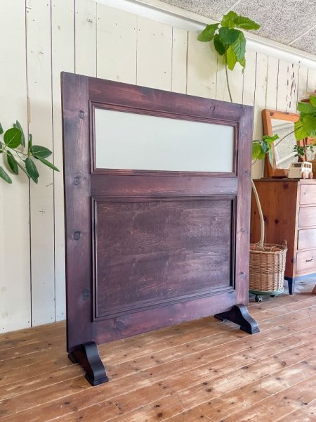 ガラスを使ったパーテーションも製作しております。