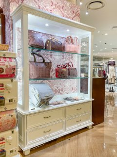 店舗ディスプレイで活躍するディスプレイシェルフ等店舗什器を