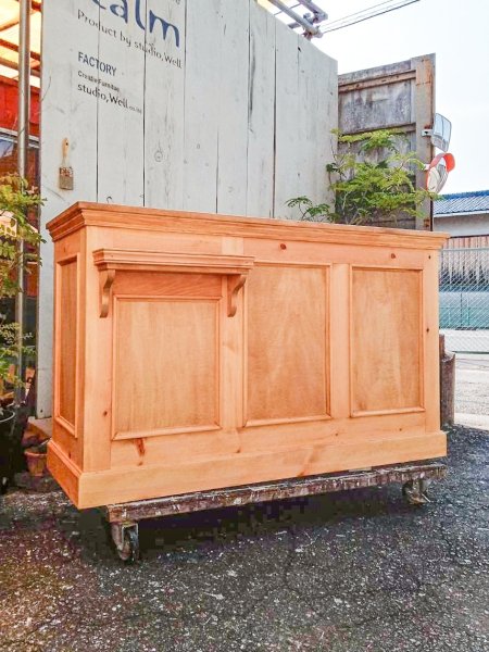 こちらはパイン材で作ったナチュラルウッドカウンター