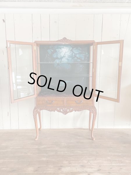 ディスプレイが映えるガラス棚のキャビネット。