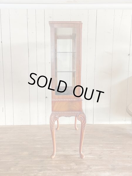 奥行きは360mmと浅いガラスキャビネット。