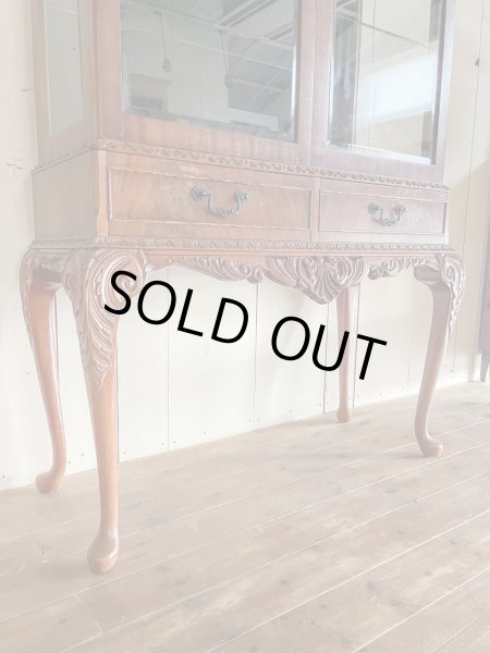 猫脚のアンティークガラスキャビネット