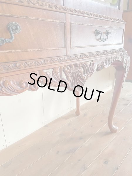 足元に張り出した立体的な彫刻装飾。