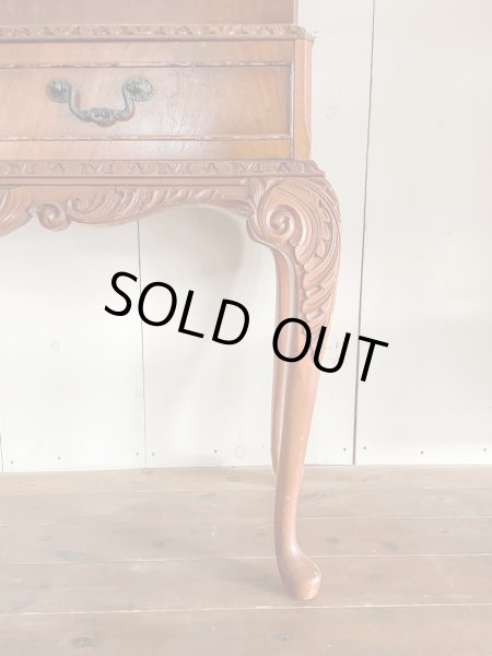 アカンサスリーフの彫刻がされた猫脚、優雅です。