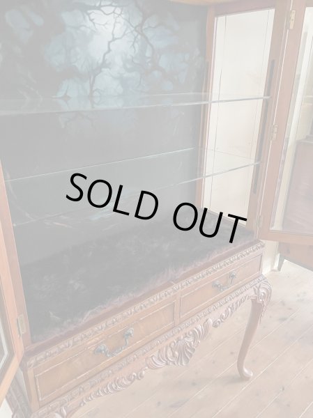 高さ変更できるガラス棚。