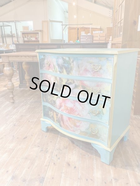 収納力のある4段チェストです。