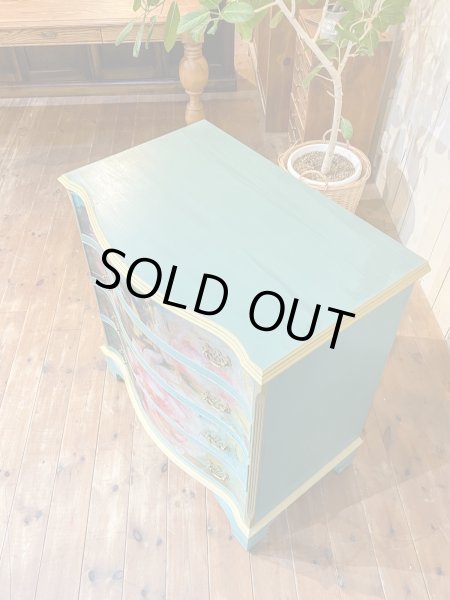 天板と引出しがアーチになっているかわいいチェスト。