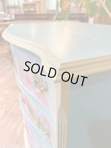 本体カラーは張り地の色に合わせたグリーン