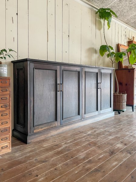 4枚扉のアンティーク調キャビネット、リビング収納や靴箱に