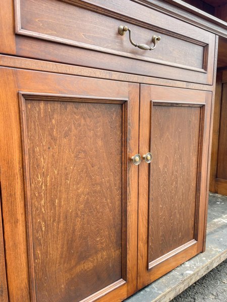 下段は引出しと扉収納。