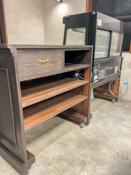 令嬢ショーケースを格納するお菓子屋さん向けカウンター専門店です。