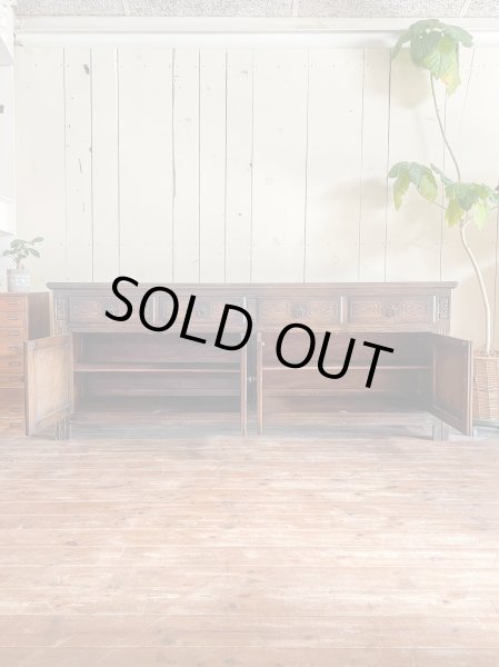 上段は引出し、下段は棚で収納力があるキャビネット